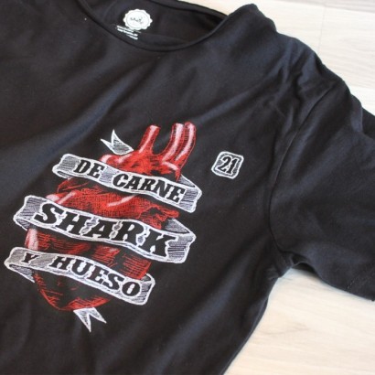 Camiseta Shark corazón negra
